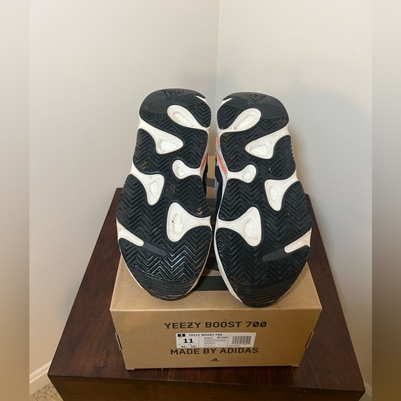 Yeezy Adidas Boost 700 Wave Runner in Solid Grey/Chalk White/Core Black - Picture 4 of 4